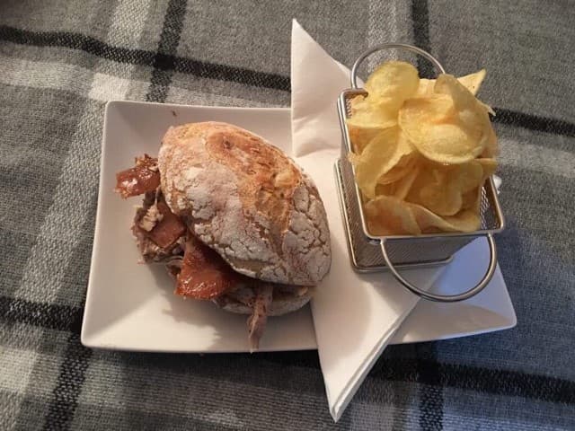 Sandes de Leitão à Tonecas