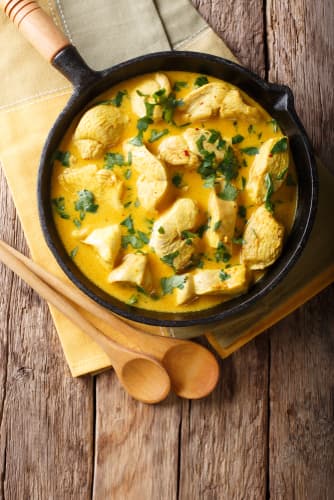 Tikka de galinha e batatas fritas